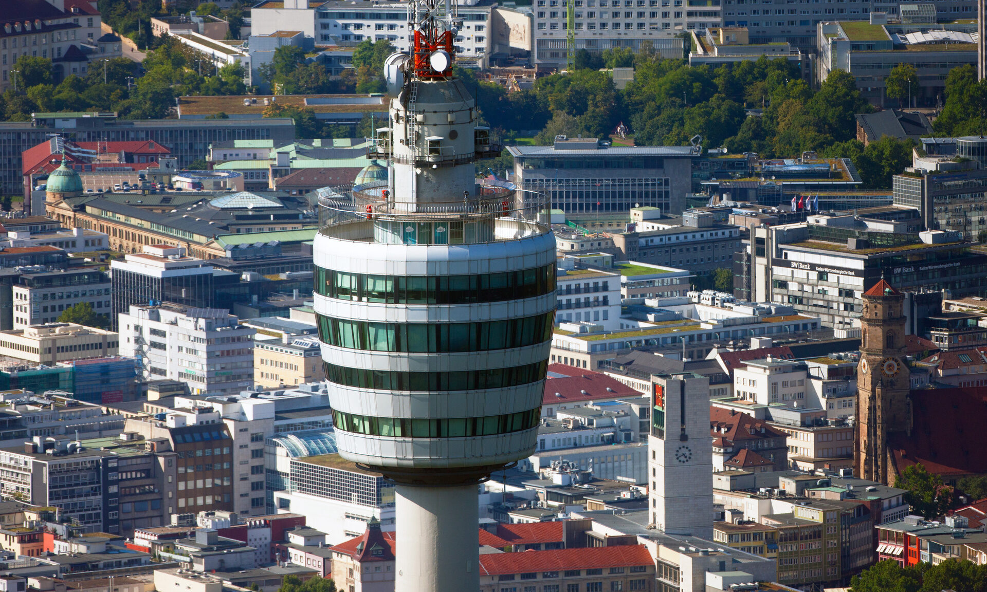 Ein weitläufiger Blick über Stuttgart von der Spitze des Fernsehturms.