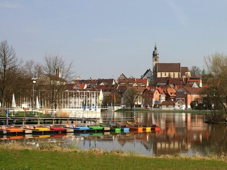 Seepromenade in Böblingen mit Booten und Altstadtblick nahe Herrenberg beim Ringhotel Gasthof Hasen