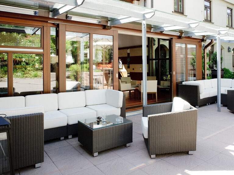 Loungebereich auf der Terrasse des Ringhotel Gasthof Hasen in Herrenberg im Naturpark Schönbuch