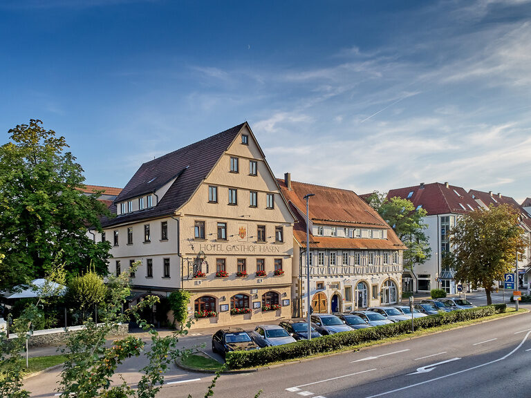 Außenansicht des Ringhotel Gasthof Hasen in Herrenberg an einem sonnigen Tag im Naturpark Schönbuch nahe der Region Stuttgart