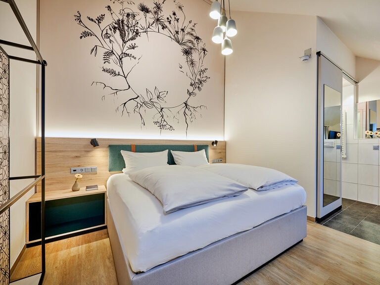 Doppelbett in moderner Suite im Ringhotel Gasthof Hasen in Herrenberg im Naturpark Schönbuch nahe Stuttgart