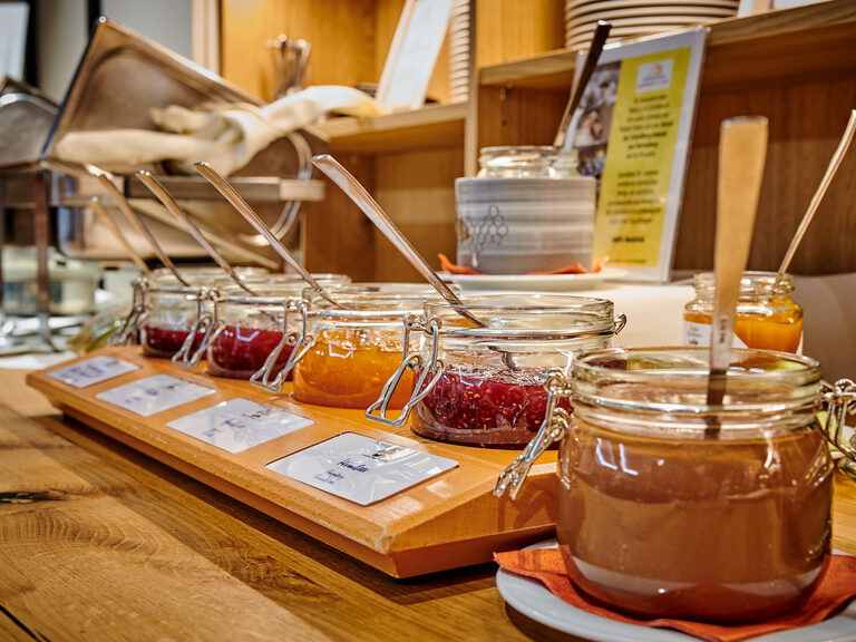 Regionale Marmeladen und Aufstriche am Frühstücksbuffet im Ringhotel Gasthof Hasen in Herrenberg