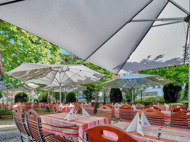 Biergarten mit schattigen Sonnenschirmen im Ringhotel Gasthof Hasen in Herrenberg nahe Naturpark Schönbuch
