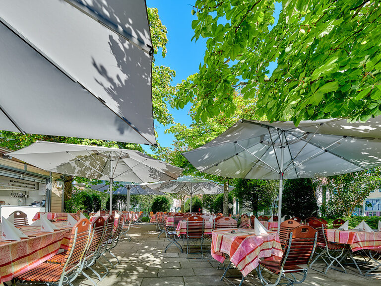Sonnige Gartenterrasse des Restaurants im Ringhotel Gasthof Hasen in Herrenberg im Naturpark Schönbuch