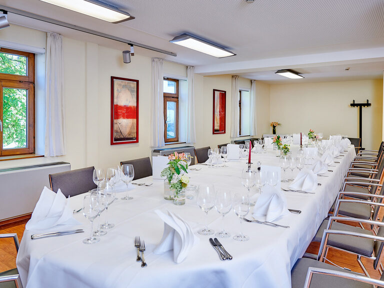 Veranstaltungsraum Schickhardt im Ringhotel Gasthof Hasen in Herrenberg mit festlich gedeckter Tafel