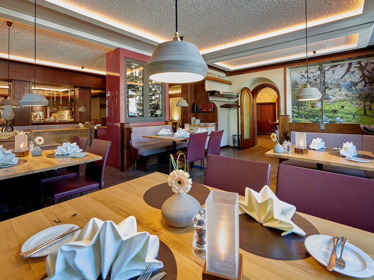 Stilvoll eingerichtetes Restaurant im Ringhotel Gasthof Hasen in Herrenberg im Naturpark Schönbuch nahe der Region Stuttgart