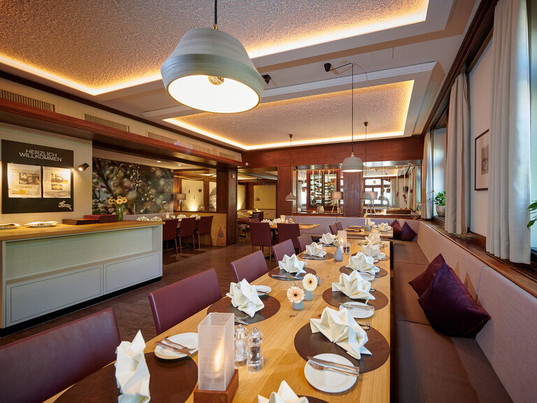 Stilvoll gedeckter Restaurantbereich im Ringhotel Gasthof Hasen in Herrenberg im Naturpark Schönbuch
