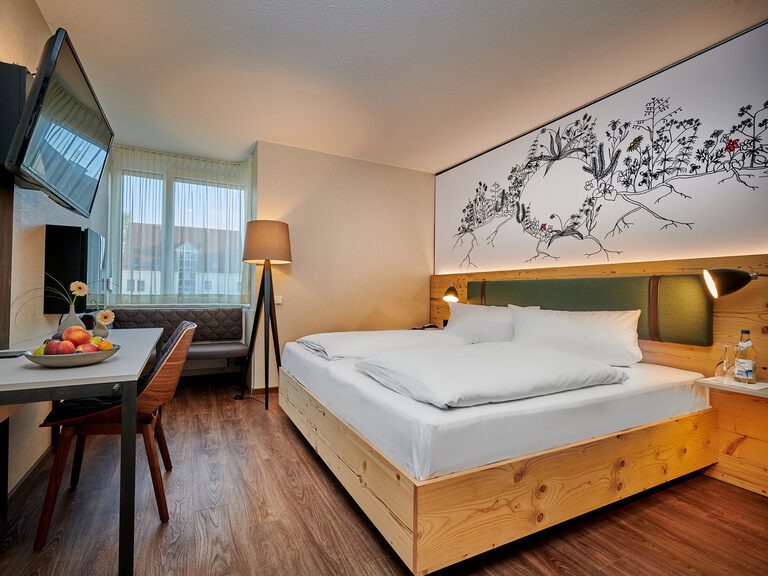 Modernes Hotelzimmer im Ringhotel Gasthof Hasen in Herrenberg mit Doppelbett und Schreibtisch im Naturpark Schönbuch nahe Stuttgart