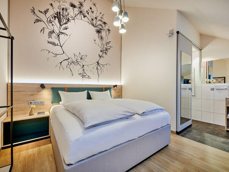 Modernes Hotelzimmer mit offenem Bad im Ringhotel Gasthof Hasen in Herrenberg