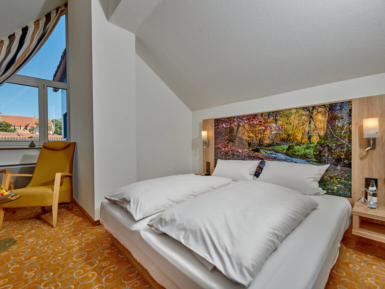 Komfortables Hotelzimmer im Ringhotel Gasthof Hasen in Herrenberg mit Blick auf die Altstadt