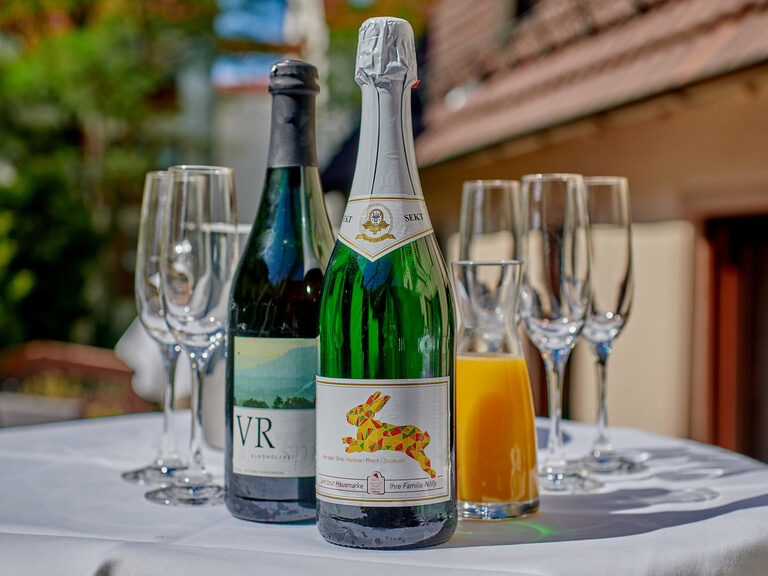 Haussekt Cuvée aufgedeckt auf der Terrasse des Ringhotel Gasthof Hasen in Herrenberg