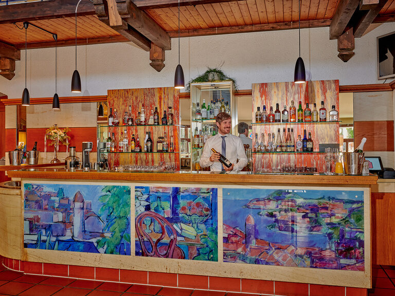 Hotelbar mit Barkeeper im Ringhotel Gasthof Hasen in Herrenberg nahe Naturpark Schönbuch