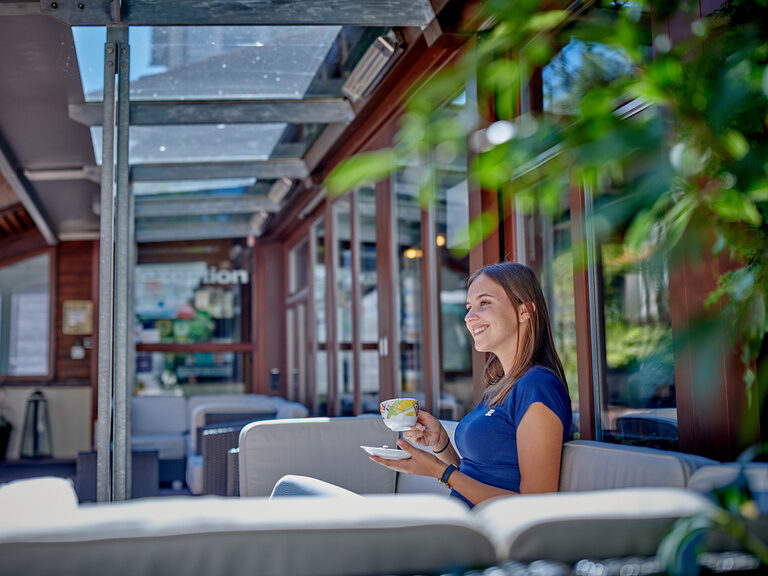 Gast genießt Kaffee im überdachten Außenbereich des Ringhotel Gasthof Hasen in Herrenberg nahe Naturpark Schönbuch
