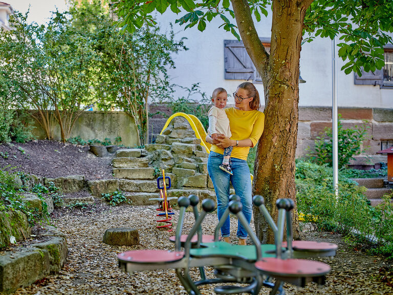 Mutter mit Kind auf dem hauseigenen Spielplatz des Ringhotel Gasthof Hasen in Herrenberg im Naturpark Schönbuch