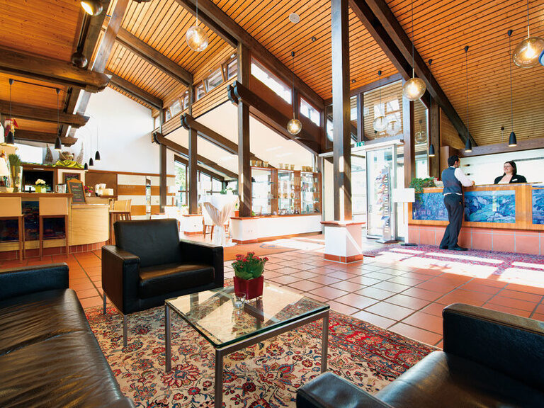 Helle Lobby mit Rezeption im Ringhotel Gasthof Hasen in Herrenberg im Naturpark Schönbuch nahe der Region Stuttgart