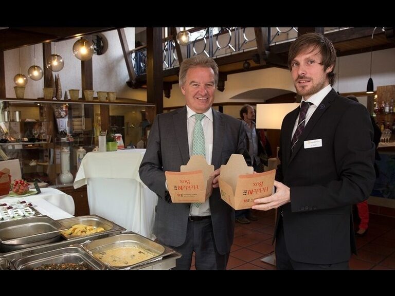 Gastgeber im Restaurant des Ringhotel Gasthof Hasen in Herrenberg bei einer kulinarischen Veranstaltung im Naturpark Schönbuch