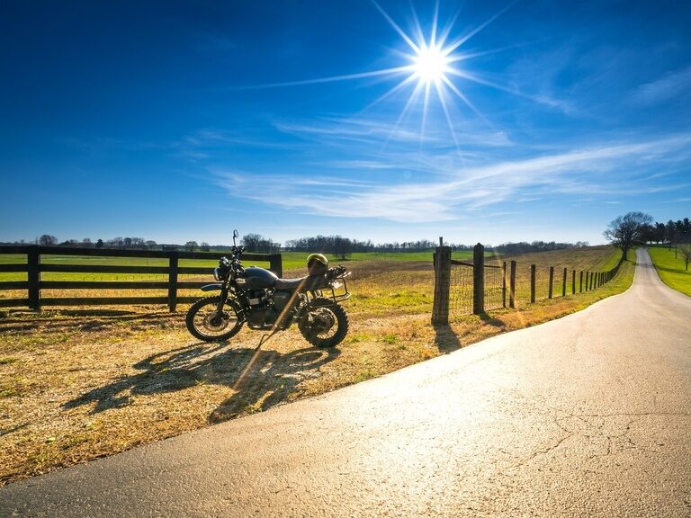 Motorrad auf Landstraße bei Herrenberg im Naturpark Schönbuch nahe dem Ringhotel Gasthof Hasen