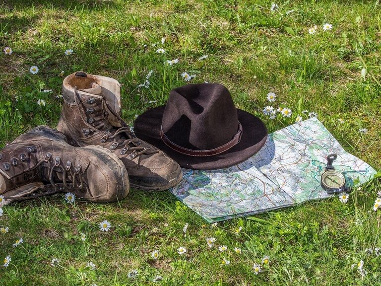 Wanderschuhe, Hut und Karte im Naturpark Schönbuch bei Herrenberg nahe dem Ringhotel Gasthof Hasen für Wanderurlaub