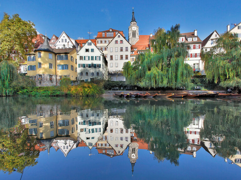 Historische Neckarfront in Tübingen mit bunten Häusern und Spiegelung im Wasser nahe Herrenberg