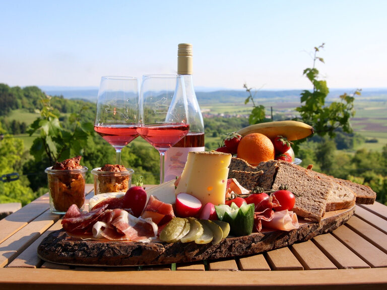 Regionale Vesper mit Wein und Aussicht bei Herrenberg im Naturpark Schönbuch nahe dem Ringhotel Gasthof Hasen