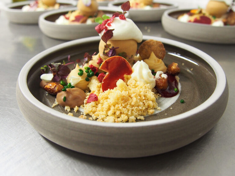 Kreatives Dessert aus der Küche des Ringhotel Gasthof Hasen in Herrenberg im Naturpark Schönbuch