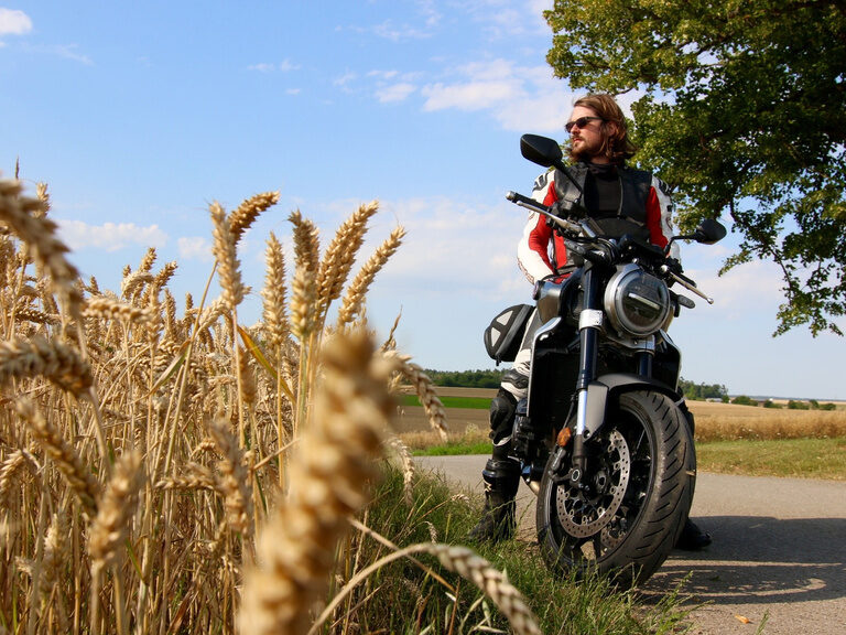 Motorradfahrer auf Landstraße bei Herrenberg im Naturpark Schönbuch nahe dem Ringhotel Gasthof Hasen