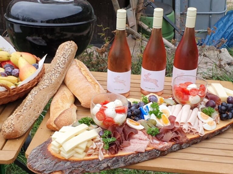 Schwäbische Vesper mit Brot, Käse, Wurst und Wein für Helfer im Weinberg des Ringhotel Gasthof Hasen in Herrenberg
