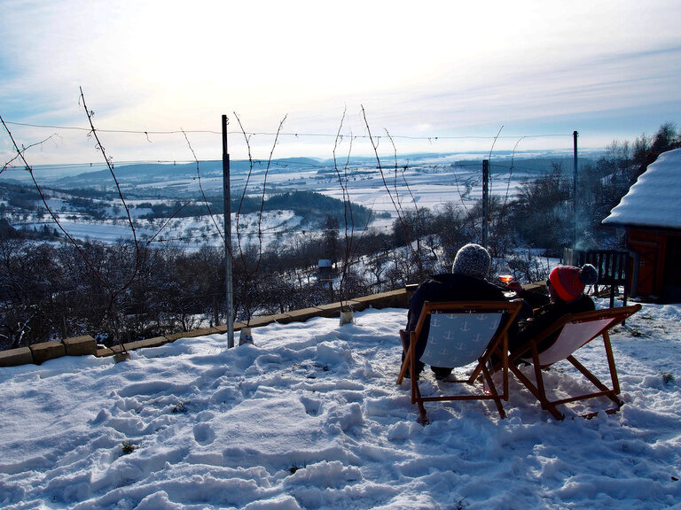 Winterblick über die verschneiten Weinberge bei Herrenberg nahe dem Ringhotel Gasthof Hasen im Naturpark Schönbuch