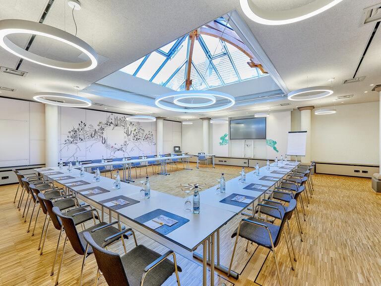 Großer klimatisierter Tagungsraum im Ringhotel Gasthof Hasen in Herrenberg mit Tageslicht und moderner Technik
