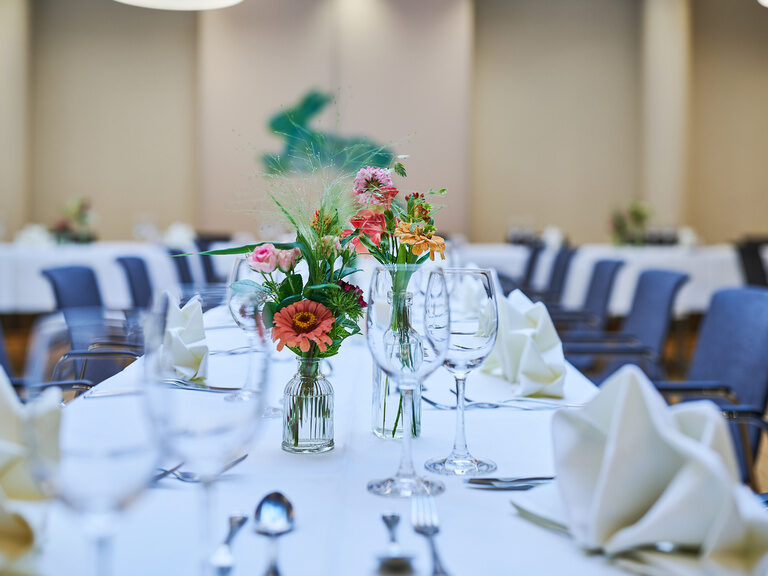 Festlich gedeckter Tisch mit Blumendekoration im Ringhotel Gasthof Hasen in Herrenberg