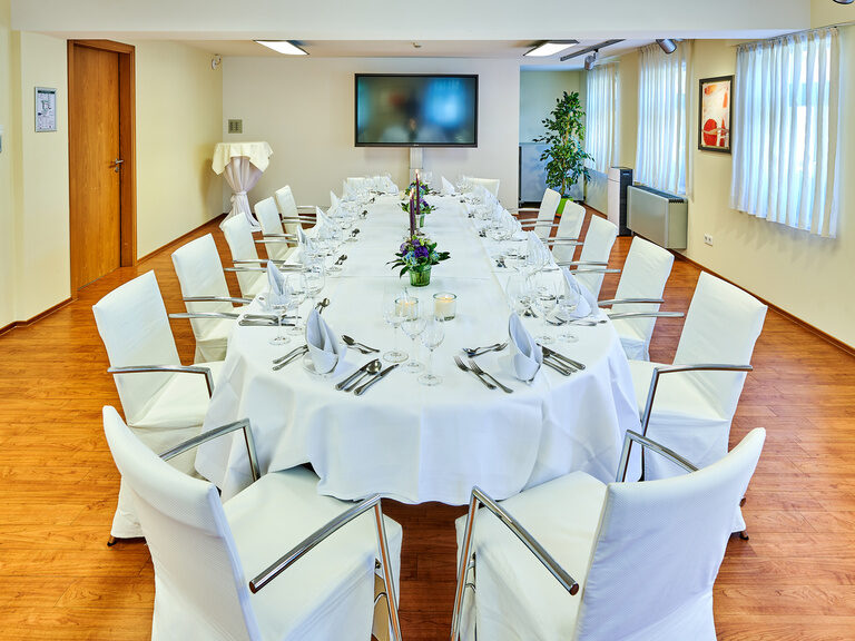 Veranstaltungsraum Herrenberg im Ringhotel Gasthof Hasen in Herrenberg mit festlich gedeckter Tafel