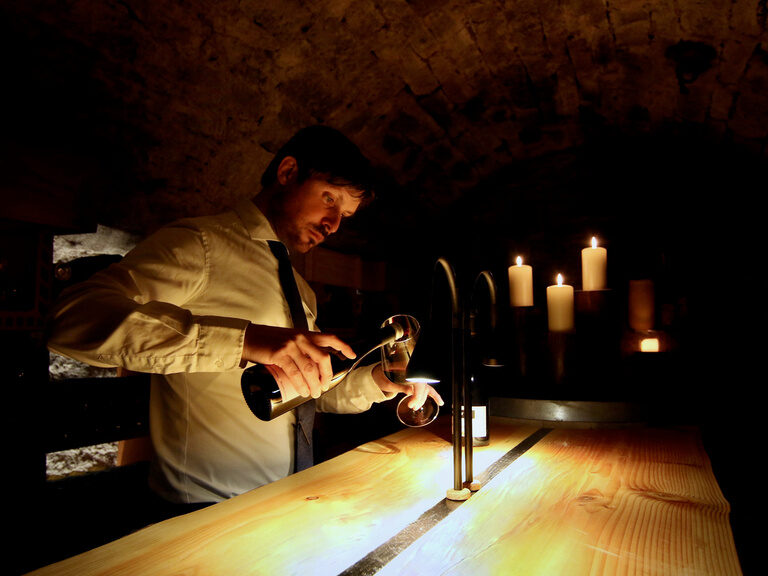 Sommelier schenkt Wein im Weinkeller des Ringhotel Gasthof Hasen in Herrenberg bei einer Weinprobe