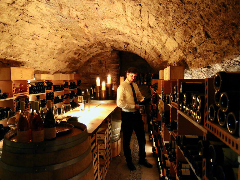 Sommelier Arnold Nölly im Weinkeller des Ringhotel Gasthof Hasen in Herrenberg bei einer Weinverkostung