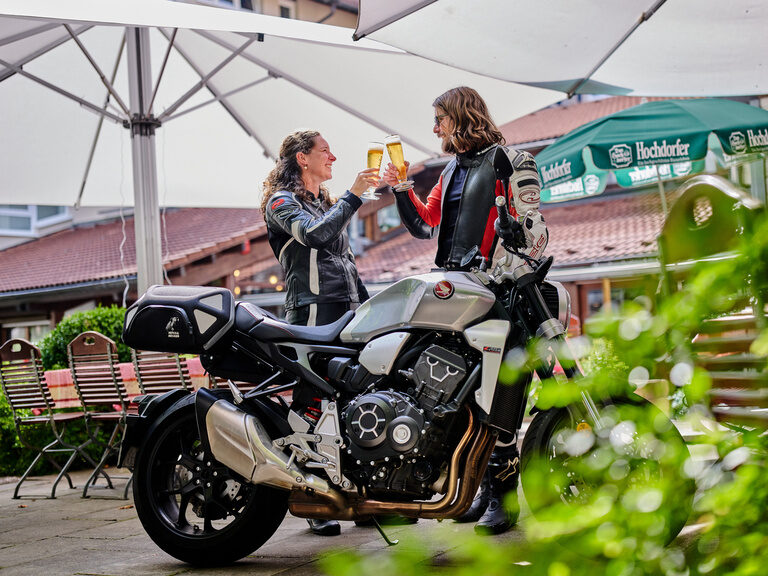Motorradfahrer stoßen auf der Terrasse des Ringhotel Gasthof Hasen in Herrenberg auf eine Tour im Naturpark Schönbuch an