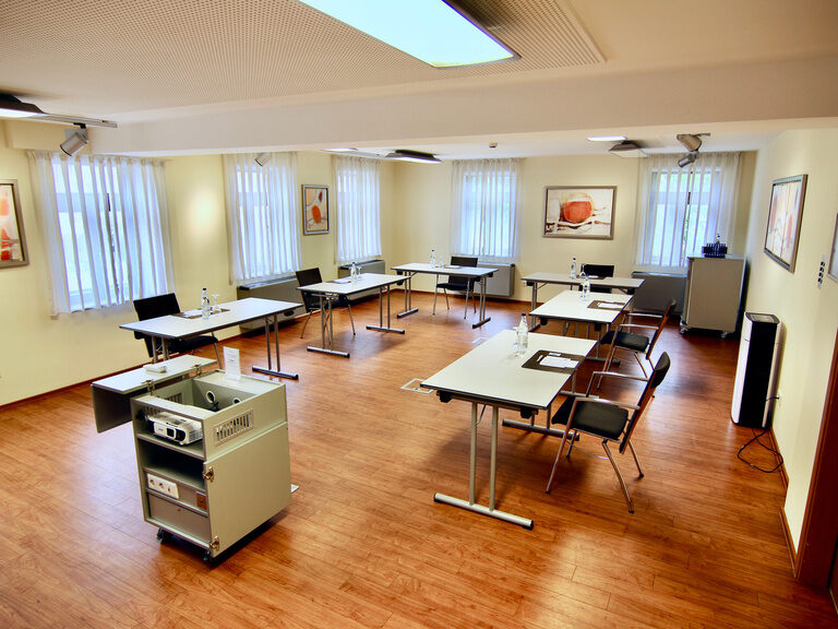 Klimatisierter Tagungsraum im Ringhotel Gasthof Hasen in Herrenberg mit moderner Seminarbestuhlung