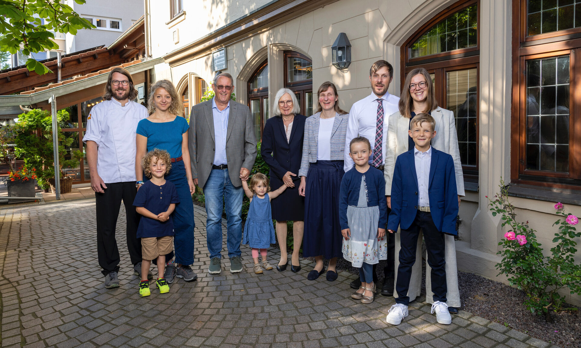 Gastgeberfamilie N&ouml;lly vor dem Ringhotel Gasthof Hasen in Herrenberg im Naturpark Sch&ouml;nbuch nahe der Region Stuttgart