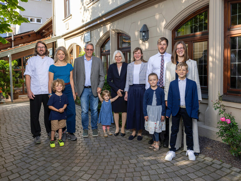 Gastgeberfamilie Nölly vor dem Ringhotel Gasthof Hasen in Herrenberg im Naturpark Schönbuch nahe der Region Stuttgart