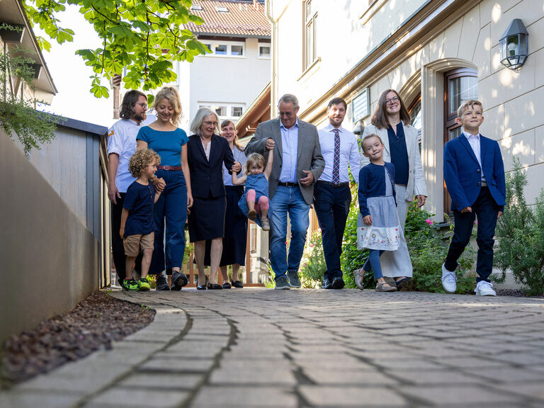 Gastgeberfamilie des Ringhotel Gasthof Hasen in Herrenberg spaziert gemeinsam im Innenhof des 4-Sterne Hotels im Naturpark Schönbuch nahe Stuttgart
