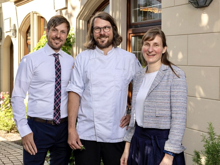 Gastgeber und Geschäftsführer des Ringhotel Gasthof Hasen in Herrenberg vor dem 4-Sterne Hotel im Naturpark Schönbuch
