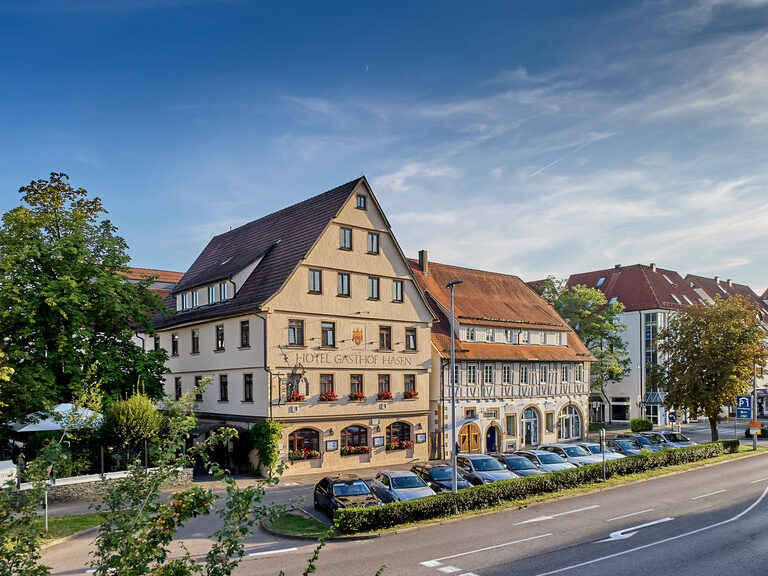 Außenansicht des Ringhotel Gasthof Hasen in Herrenberg an einem Sommertag im Naturpark Schönbuch nahe der Region Stuttgart